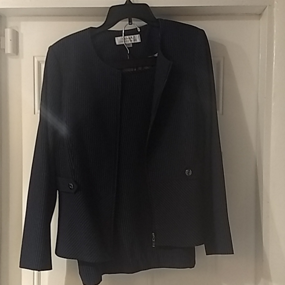 Beautiful Tahari Navy Pinstripe Suit w/skirt Sz 14
